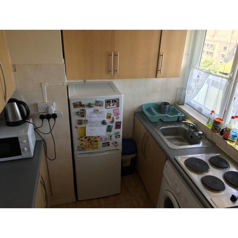 Small double room in 3 bed flatshare 10 minutes from Brixton station.