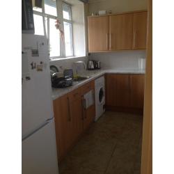 Beautiful cosy double room with a built in closet in a supper clean Flat in east acton (zone 2)