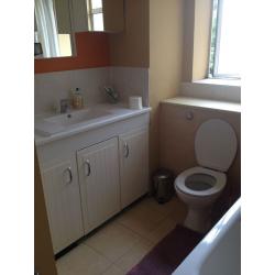 Beautiful cosy double room with a built in closet in a supper clean Flat in east acton (zone 2)