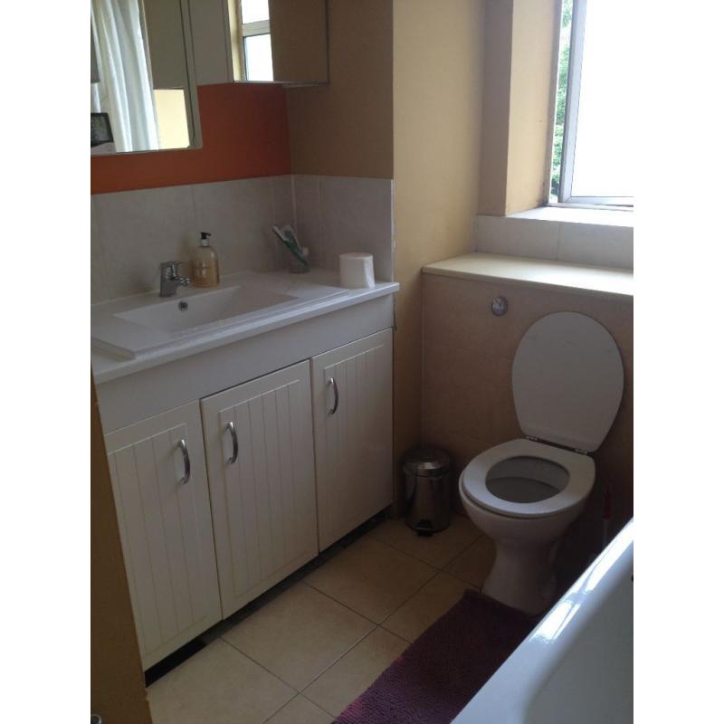Beautiful cosy double room with a built in closet in a supper clean Flat in east acton (zone 2)