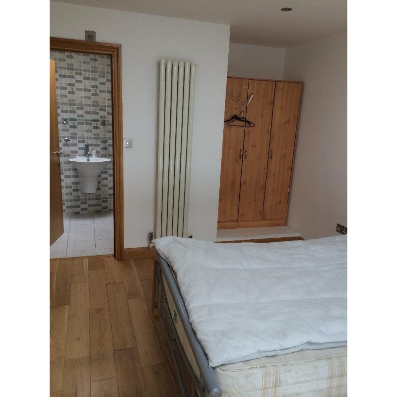 N. TWIN ROOM IN A FLAT **ALL INCLUSIVE **BRICK LANE **ZONE 1 *LIVING ROOM *FIRST WEEK FREE