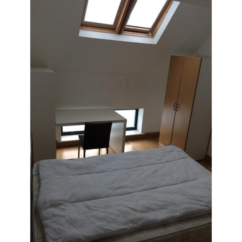 N. TWIN ROOM IN A FLAT **ALL INCLUSIVE **BRICK LANE **ZONE 1 *LIVING ROOM *FIRST WEEK FREE
