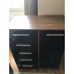 Chest of drawers