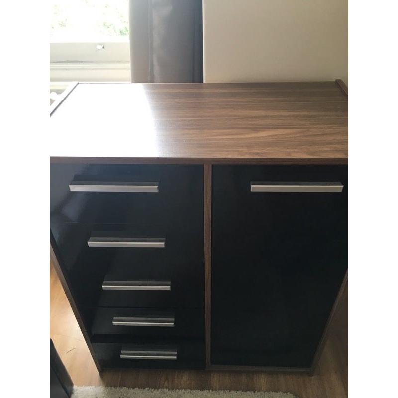 Chest of drawers