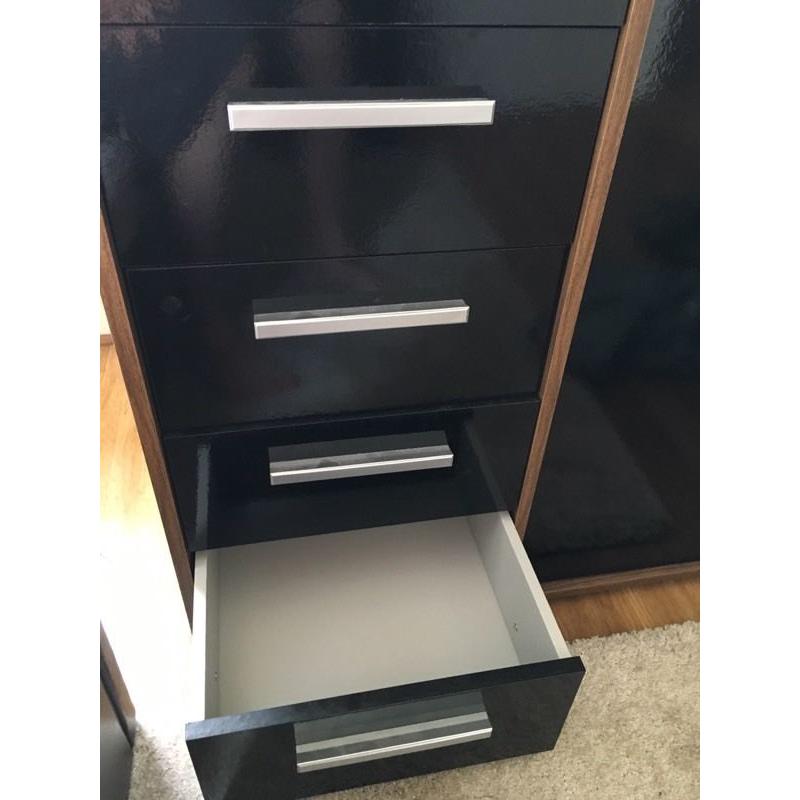 Chest of drawers