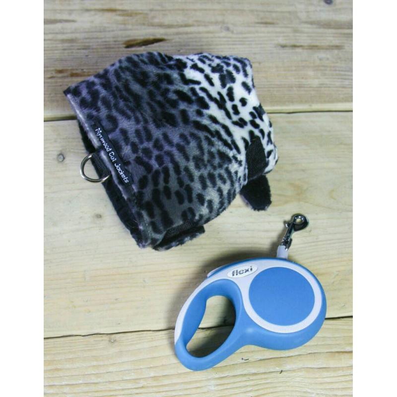 Retractable lead and jacket/harness bundle