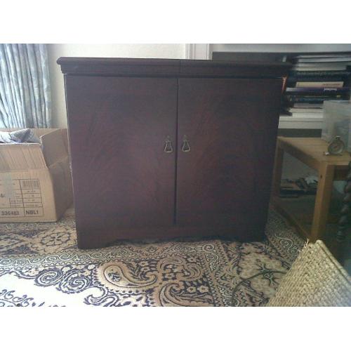 Hostess trolley on casters, mahogany veneer finish, 3 oval pyrex dishes with lids, good condition