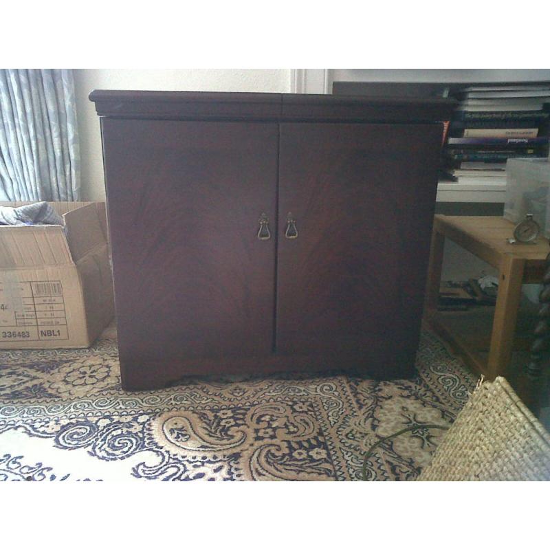 Hostess trolley on casters, mahogany veneer finish, 3 oval pyrex dishes with lids, good condition