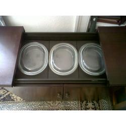 Hostess trolley on casters, mahogany veneer finish, 3 oval pyrex dishes with lids, good condition