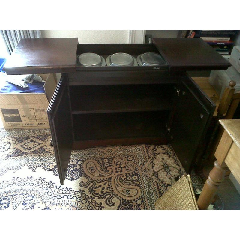 Hostess trolley on casters, mahogany veneer finish, 3 oval pyrex dishes with lids, good condition