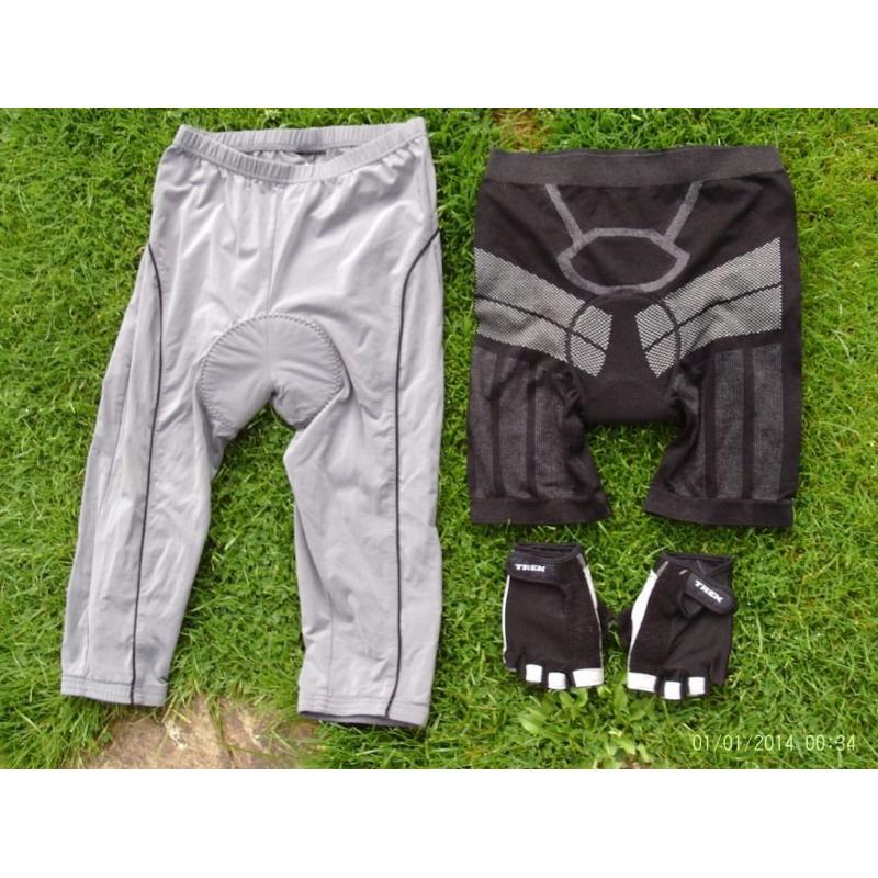 2 pairs of padded cycle shorts and gloves, small/medium unisex