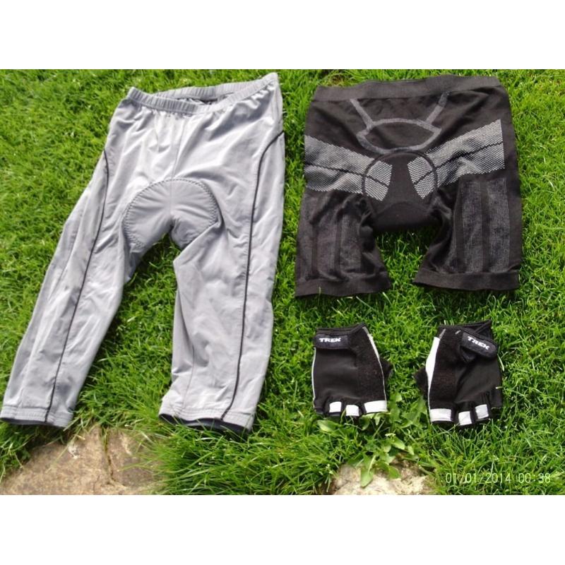 2 pairs of padded cycle shorts and gloves, small/medium unisex