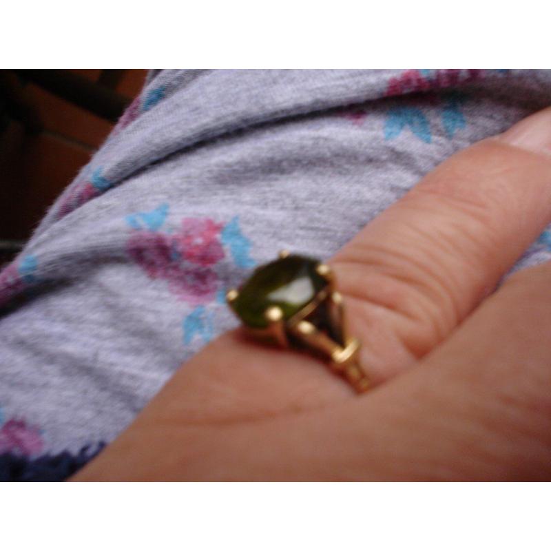9ct Gold Peridot Ring