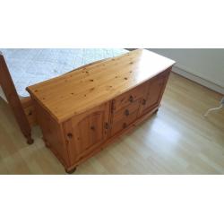 End-of-bed pine chest