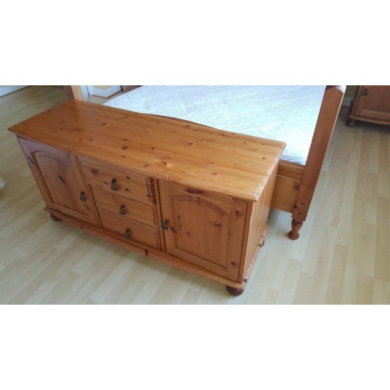 End-of-bed pine chest
