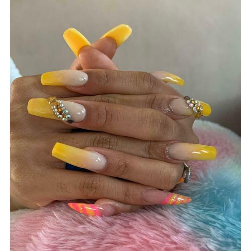Nail & cluster lashes technician