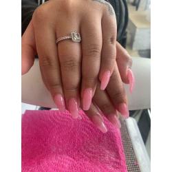Nail & cluster lashes technician