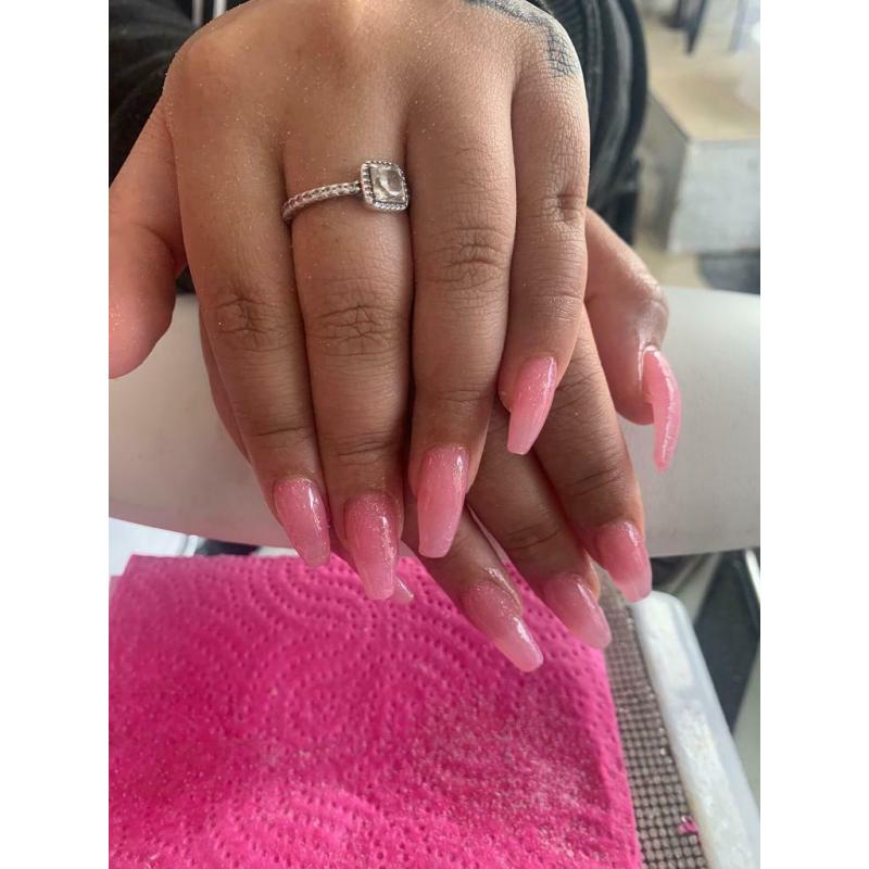 Nail & cluster lashes technician