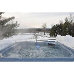 BRAND NEW - Grand Rapids Inflatable 125-Jet 4-Person Hot Tub RRP?899!!!