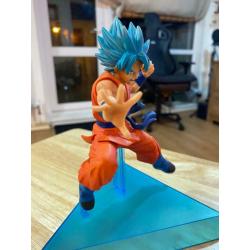 DRAGONBALL FIGHTERS 2016 GOKU SUPER SAIYAN GOD FIGURINE