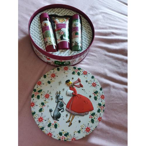 Brand new gift set never been used was bought but never given