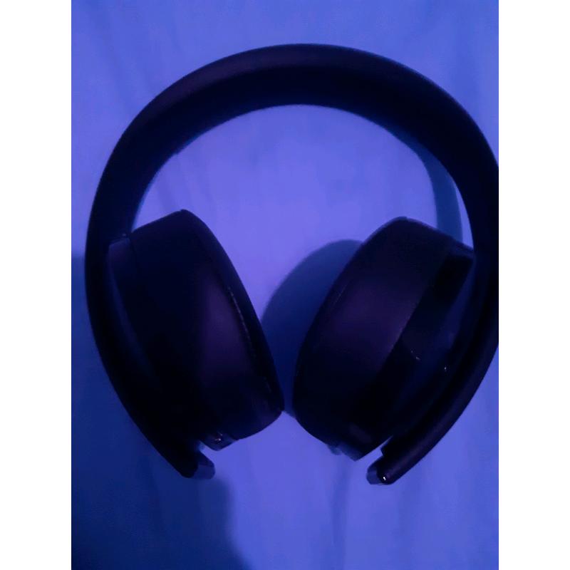 Ps4 gold headset (never have been used but have been opened)