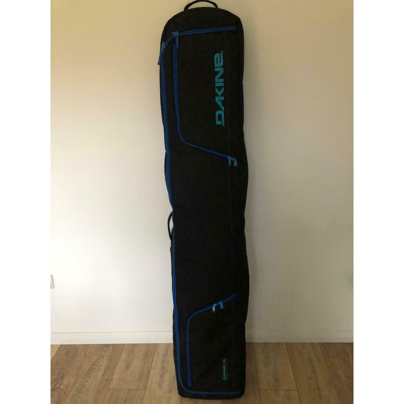 *PRICE DROP* Snowboard with bindings and travel bag