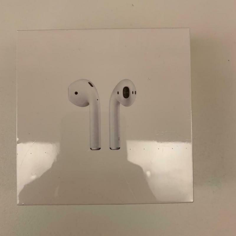 Apple Airpod 2nd Generation with Wireless Charging Case