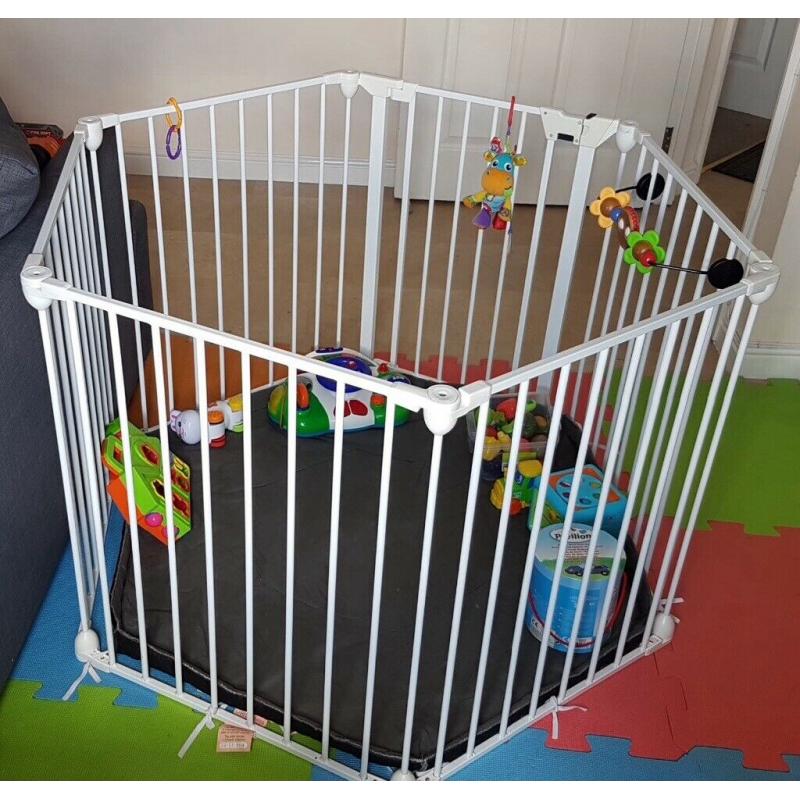 Playpen with fabric mat