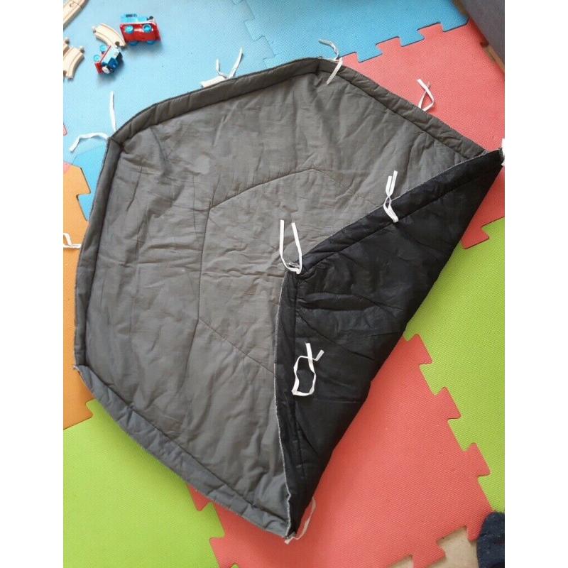 Playpen with fabric mat