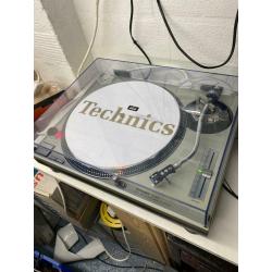 Pair of technics sl1200 mk2 turntables
