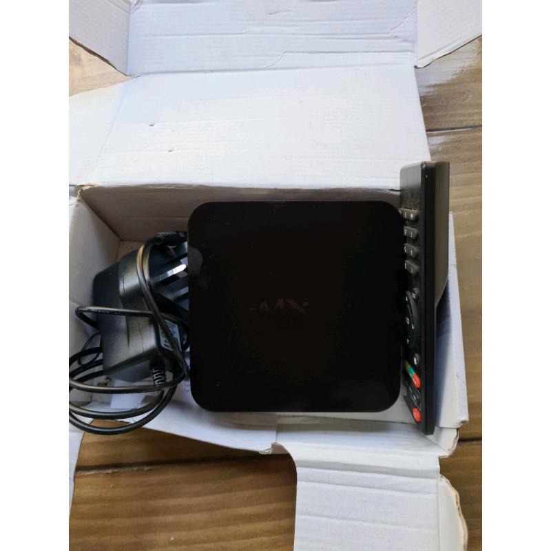 MXQ media box with power lead and remote