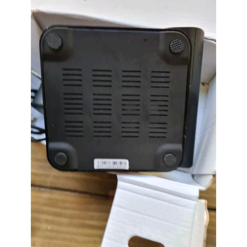 MXQ media box with power lead and remote