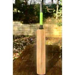 Bargain at ?69 . Player Grade Cricket Bat . Adult SH . 2.10