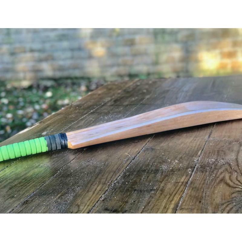 Bargain at ?69 . Player Grade Cricket Bat . Adult SH . 2.10
