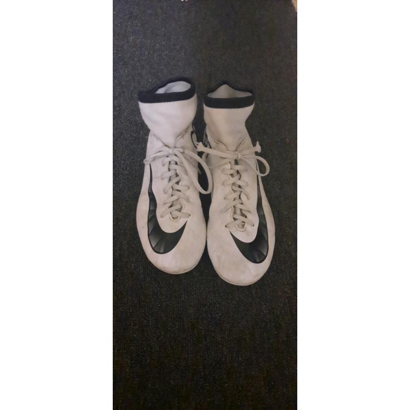 Size 5.5 Nike cr7 football boots