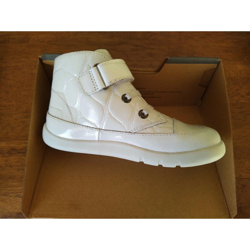 BRAND NEW kid's Bobux shoes,size 11 UK/29EU