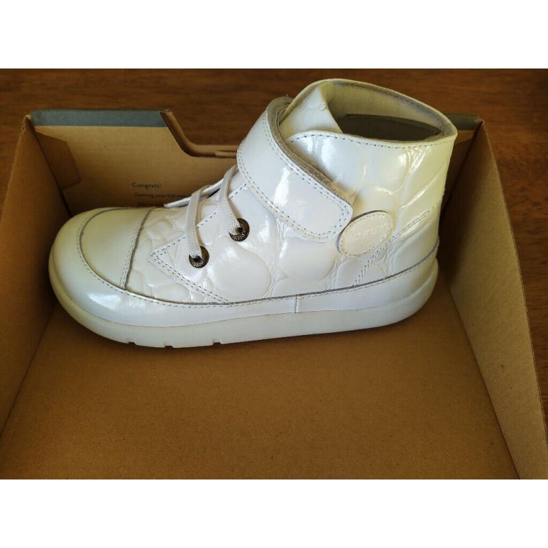 BRAND NEW kid's Bobux shoes,size 11 UK/29EU