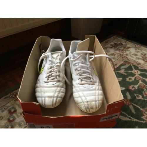 NIKE FOOTBALL BOOTS SIZE 8.5 WHITE