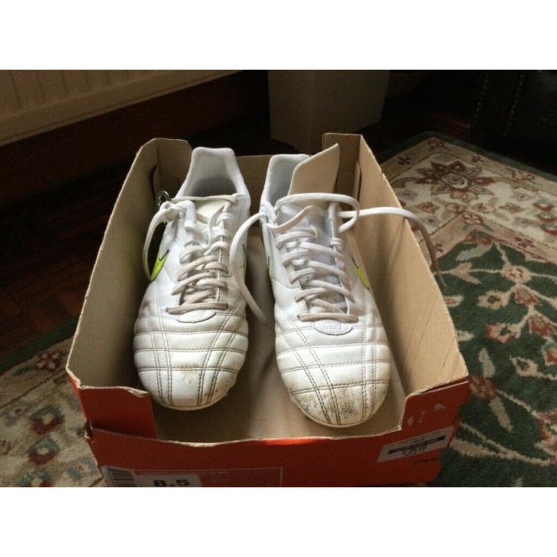 NIKE FOOTBALL BOOTS SIZE 8.5 WHITE