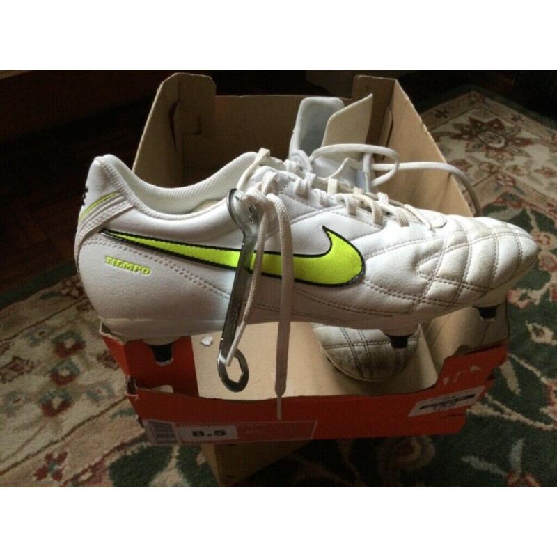 NIKE FOOTBALL BOOTS SIZE 8.5 WHITE