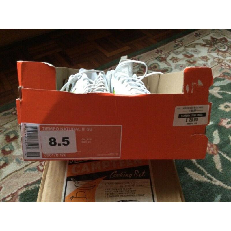 NIKE FOOTBALL BOOTS SIZE 8.5 WHITE