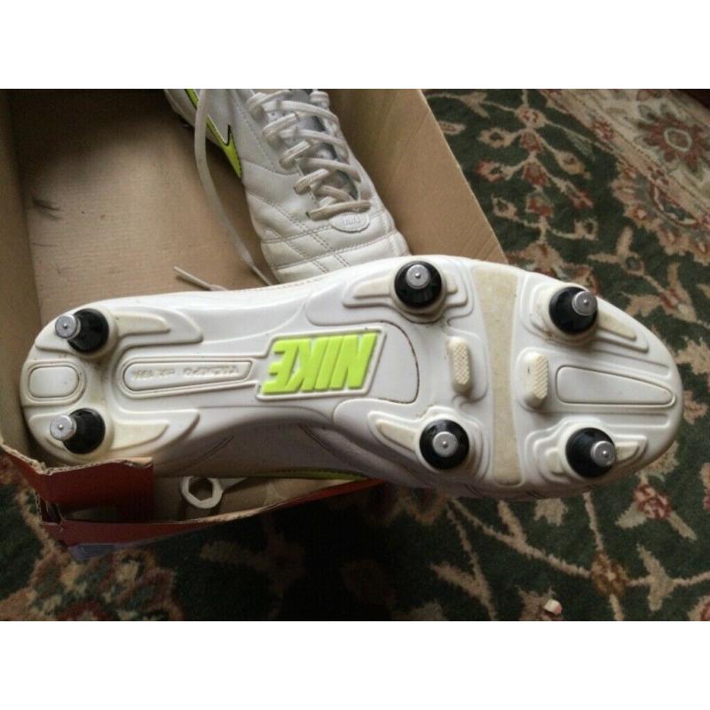 NIKE FOOTBALL BOOTS SIZE 8.5 WHITE