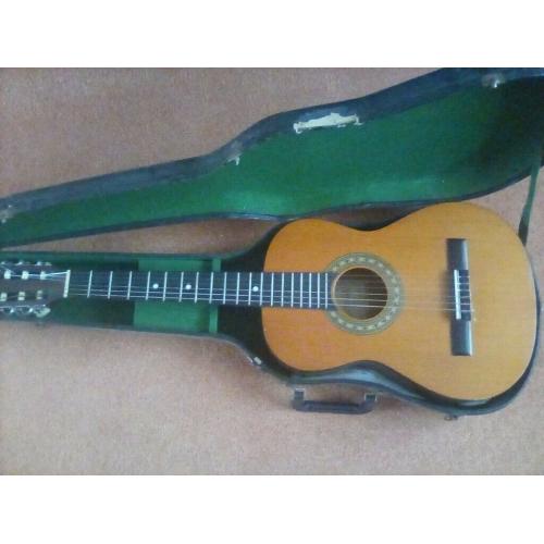 Junior vintage acustic guitar