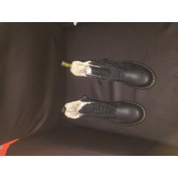 Un worn dr marten boots