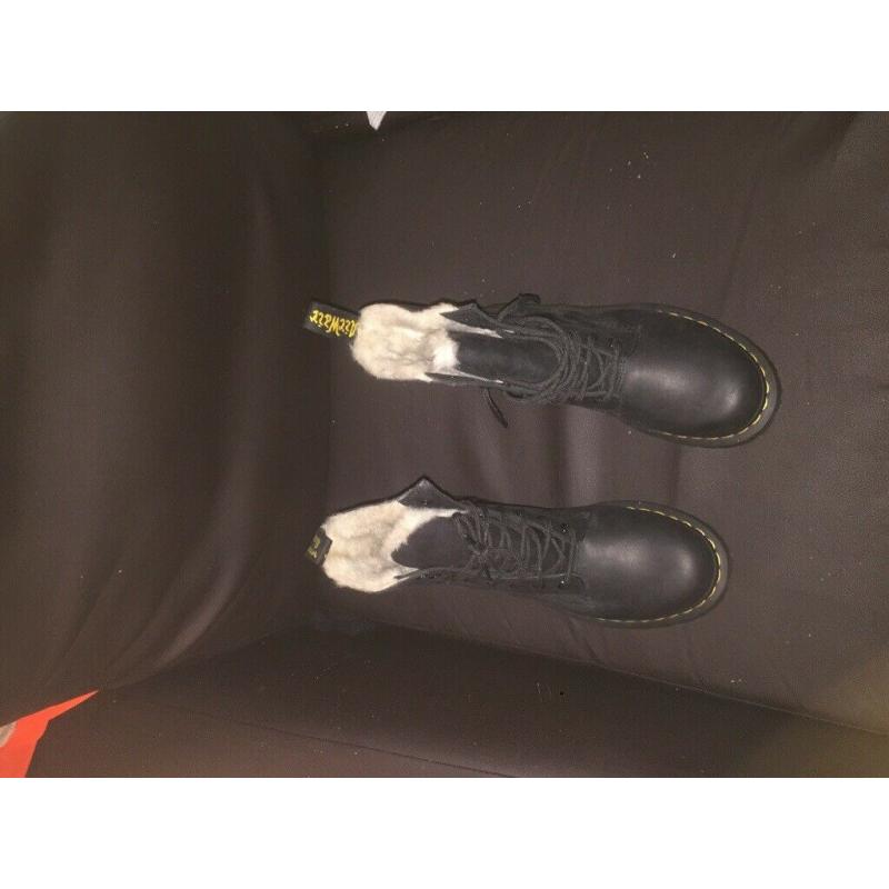 Un worn dr marten boots