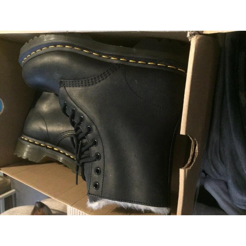 Un worn dr marten boots